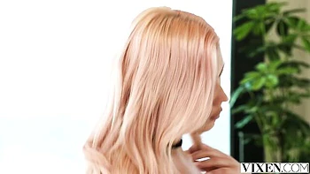 Langbeinige Blondine Julia Grandi reitet harten Schwanz