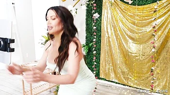 Savanah Storm abre su coño depilado para la Brandy cachonda