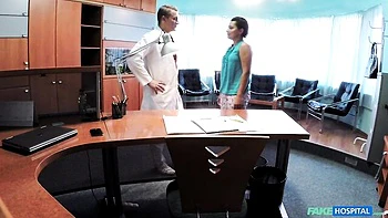 Kurviges Büro-Teen saugt großen Schwanz und wird gefickt