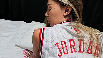 Возбужденная мачеха трахнута анально сзади