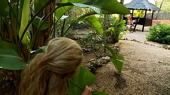 Stephanie Elisse follada a cuatro en bungalow privado