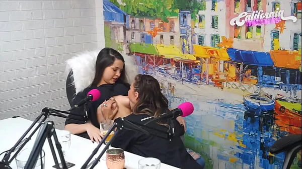 Flavia Oliver faz sexo oral em Natasha Steffens durante as gravações do California Podcast