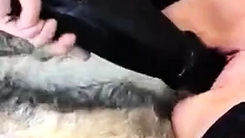 Brünette MILF Sklavin gefickt Doggystyle mit Abspritzen