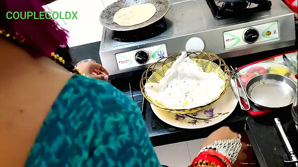 देसी कोमल को उसके देवर ने रोटी बनाते हुए किचन में ही लैंड निकाल कर चोदना शुरू किया