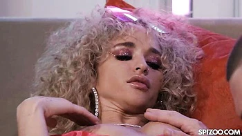 Chica rizada joven Geisha Kyd chupando polla grande y follada perrito