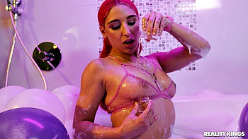 Bunda inflada, boquete e suruba de quatro no quarto