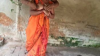 Esposa indiana Sonia fodida duro em doggystyle ao ar livre pelo meio-irmão