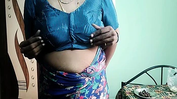 Chubby Saree Aunty Shakes Big Ass at Home