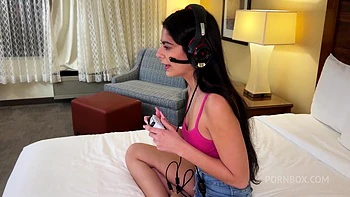 Похотливая латина-геймерша залита спермой