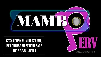 Стройная бразильянка Беа Черри впервые в групповой трахе: анал и двойное проникновение