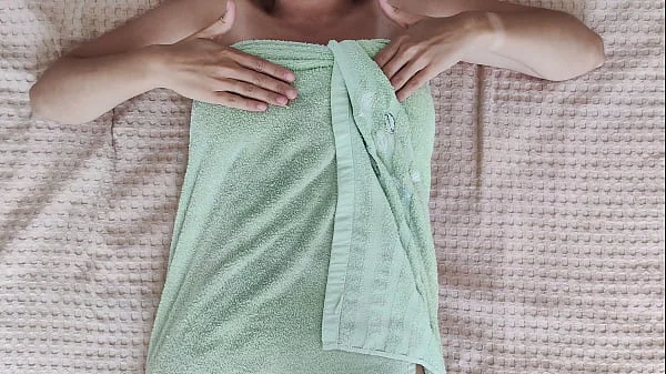 Solo play with saggy tits with stretch marks 4k