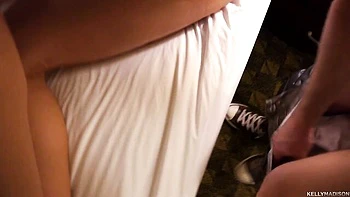 Loira de peitos grandes Madison monta pau grosso