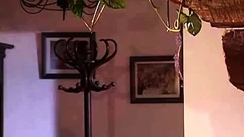 Blonde Blasen-Schlampe reitet hart Schwanz