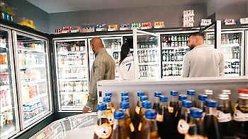 Пышная Сладкая Bishop трахнута в миссионерской позе с огромным членом