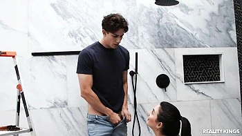 Megan curvilínea com peitos médios é fodida e faz boquete