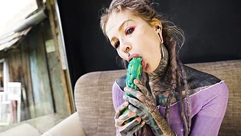 Tattooed hippie babe Anuskatzz gets sloppy anal fucked