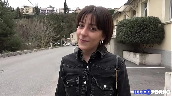 Manéa, 20 ans, veut une bonne bite pour assouvir ses envies