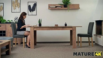 Mature Cougar Becky Jerks Off Stress Away