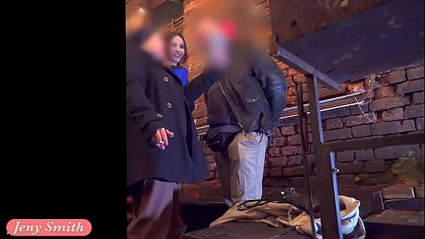 Jeny Smith got naked on the night club entrance