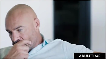 Cheerleader Alexis Tae Offers Her Ass To Stepdad-in-law While Waiting For Boyfriend